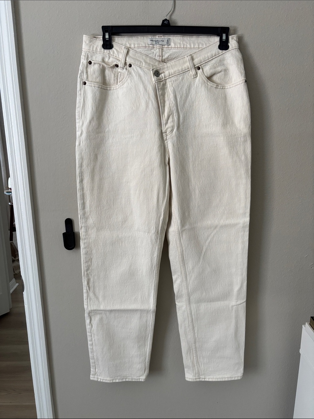 Abercrombie & Fitch Off-White The Dad High-Rise Button-Fly Jeans